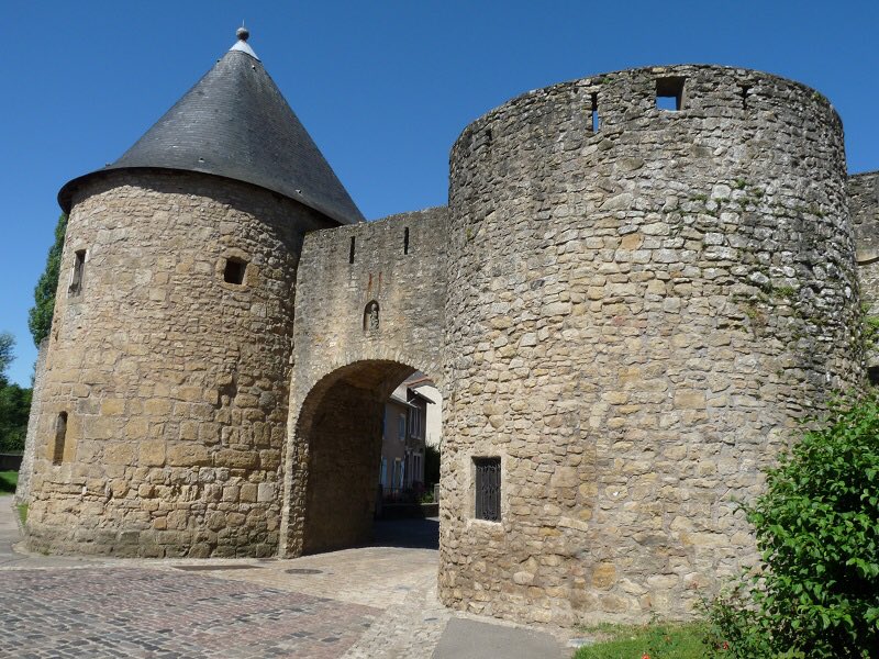 BLE_Lorraine's tweet photo. La petite Carcassonne lorraine
Parcourir le bourg, arpenter ses chemins secrets, c’est remonter le fil d’une histoire tumultueuse. #Rodemack remonte au moins à l’époque gallo-romaine dans la mesure où les traces d’un ancien castellum ont été retrouvées.
https://t.co/EIfveSUep7 https://t.co/cKZJdCtWAm