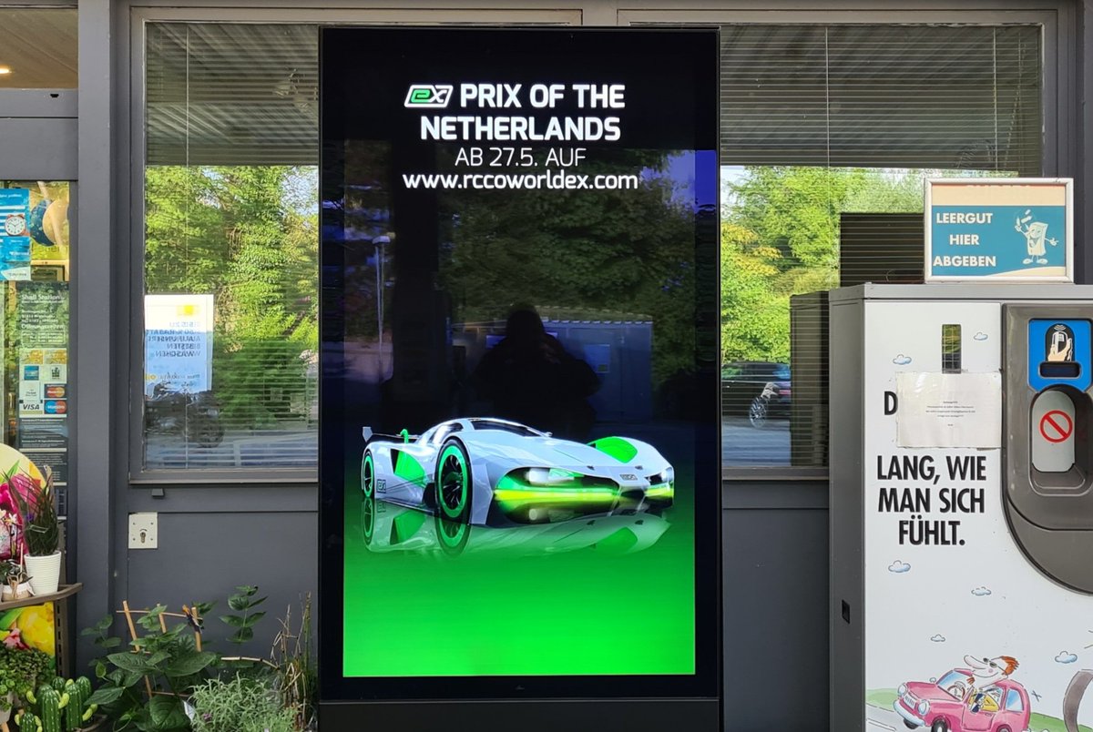 HeddenMotors's tweet photo. Neulich an der Tankstelle
#VisionRCCO 
#WorldeX
#MaastrichteXPrix https://t.co/BXRfAOLq5o