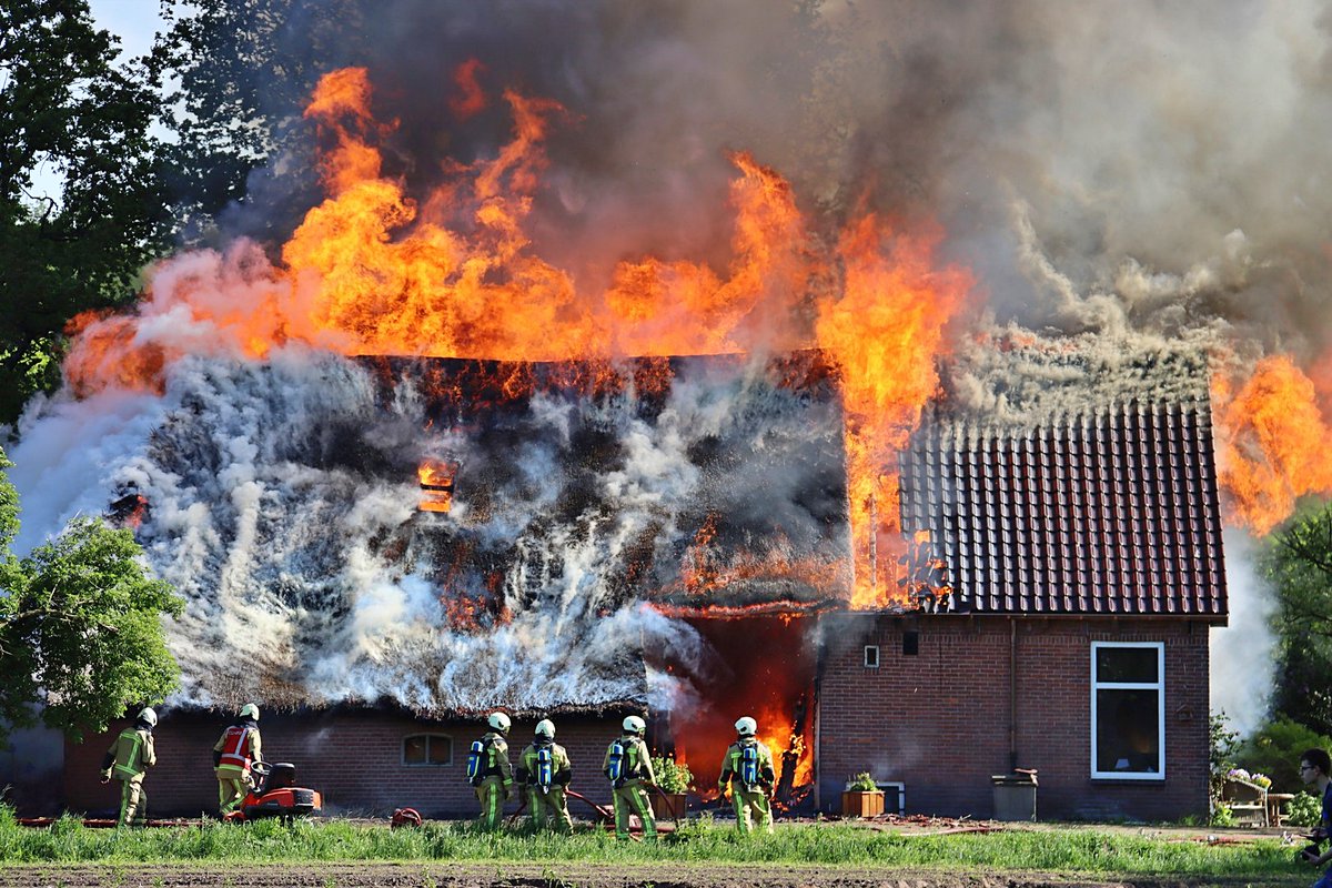 Grote brand aan de Wittelterweg in Diever (Foto's) |. | #Steenwijk.