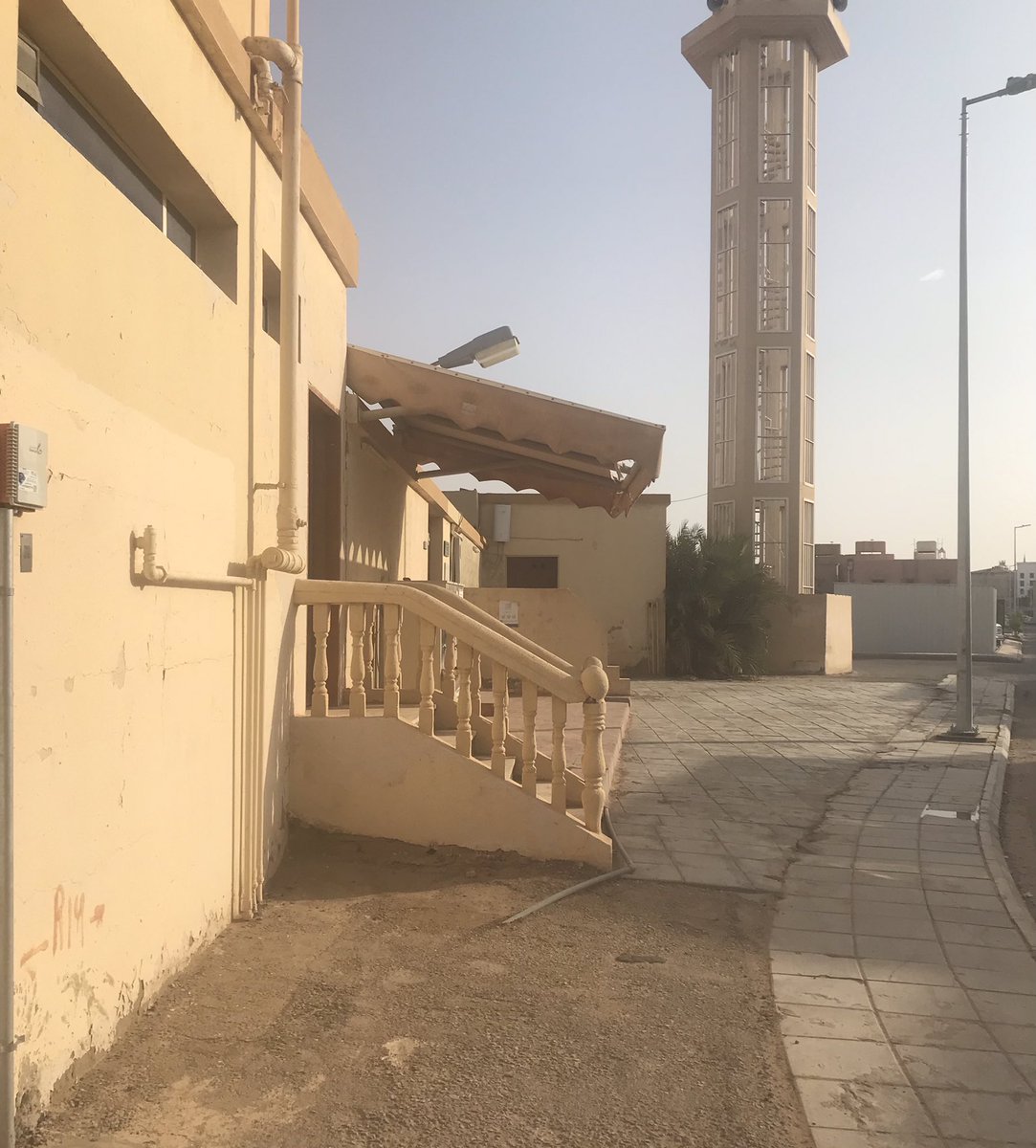 al_eiid's tweet photo. الحمدلله الذي تتم بنعمته الصالحات،تم قبل عامين تطوير مسجد حي #الإسكان من الداخل في مدينة #بريدة من فاعل خير وتبقى عليه فرشات داخلية وطلاء بوية من الخارج نؤمل من لجنة العناية بالمساجد تتولى ذلك عبر القنوات الحكومية الرسمية"مسجديزيد بن هارون"#وزارة_الشؤون_الإسلامية @Dr_Abdullatif_a https://t.co/5k84tGLcUS