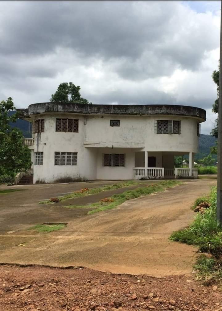 zone_african's tweet photo. #Facts
Valentine Esegragbo Strasser served as Sierra Leone's head of state before being overthrown by his deputy in 1996. He currently lives with his mother Beatrice Strasser in a dilapidated flat, in Grafton, east of Freetown, surviving on a pension of £30 per month 
#Africa https://t.co/Isq3zW0pch