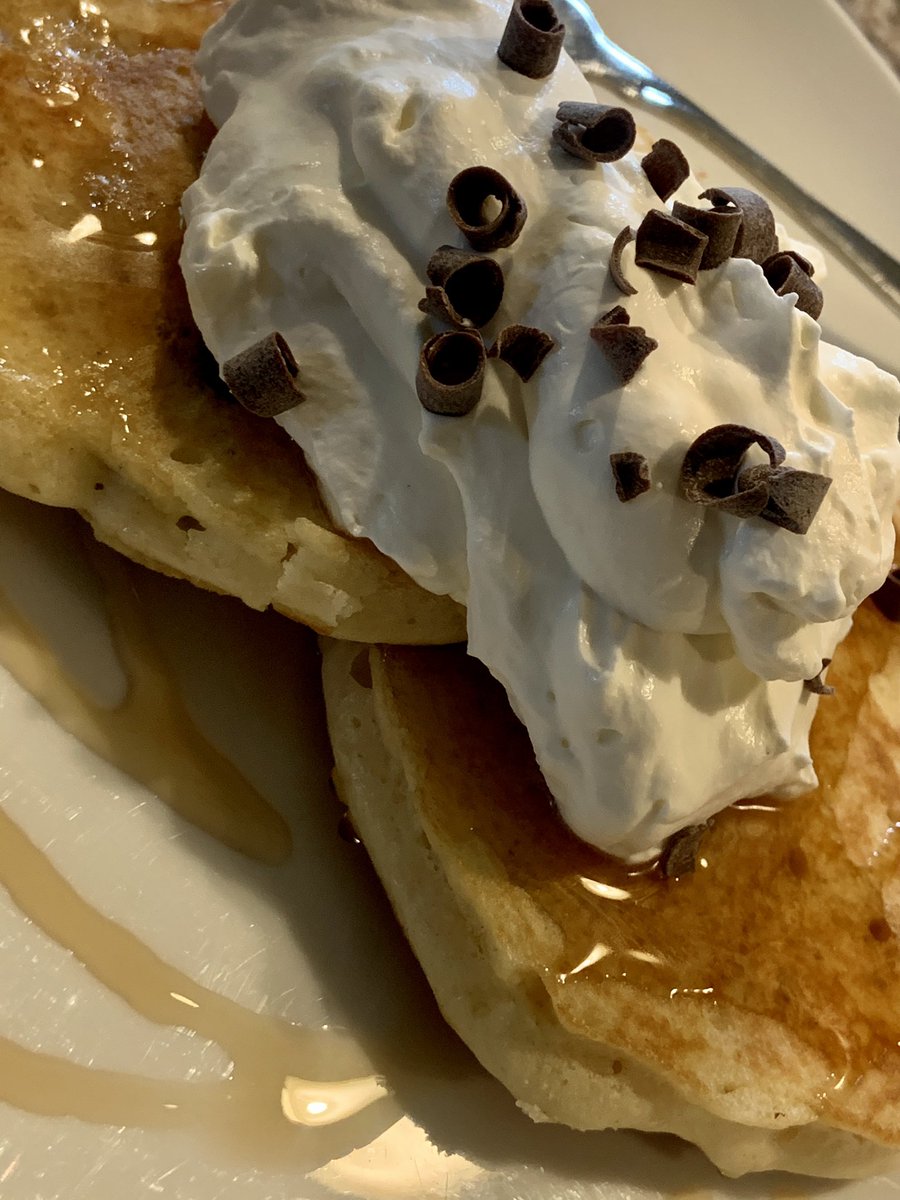 Bdropillon's tweet photo. Hello Sunday 😍
#pancakes #SundayMorning #sundayvibes #whippedcreamandsyrup #chocolatechips https://t.co/HlC7dcoWVN