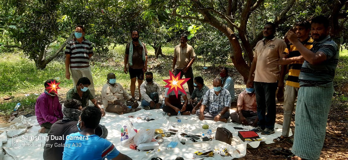 PoliceVzm's tweet image. విజయనగరం జిల్లా పీపీ రేగ మండలం కందివలస సరిహద్దు తోటలో మే 30న పేకాట ఆడుతున్న 11మందిని స్పెషల్ బ్రాంచ్ పోలీసులు అదుపులోకి తీసుకొని, వారి నుండి రూ.3,69,310/- ల నగదు స్వాధీనం చేసుకొని, తదుపరి చర్యల నిమిత్తం పీపీ రేగ పోలీసులకు అప్పగించారు. @APPOLICE100 @dgpapofficial #gamingraid