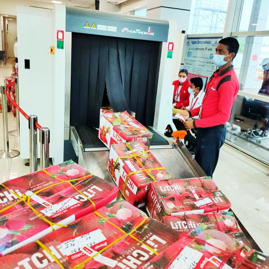 flyspicejet's tweet photo. In a first-of-its-kind shipment, SpiceJet carried 965 kg of litchi from Darbhanga Airport, part of Regional Connectivity Scheme, to Mumbai today. This connectivity, under the Government’s Krishi Udaan Scheme, will open new avenues for the local farming community.
@ushapadhee1996 https://t.co/n01kDFs3zs