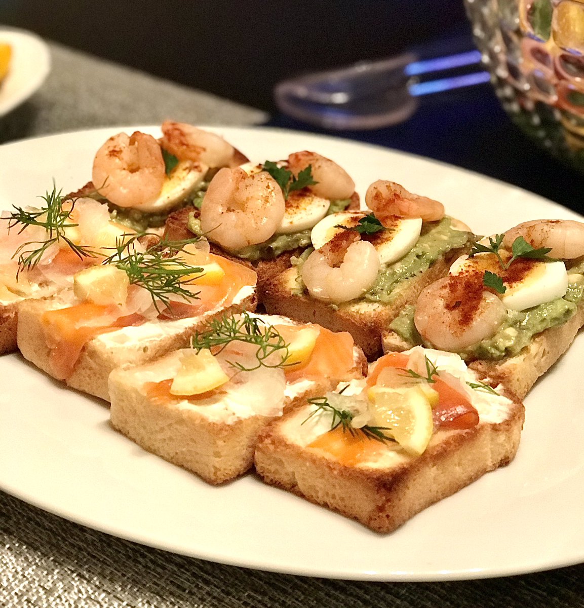 Sungja_e_Seiko's tweet photo. オープンサンド アボカドペースト海老ゆで卵、サワークリームとスモークサーモン。食パンは365日。ズッキーニのツナマヨ焼き。カレー粉オニオン、ピーマン、クミン。スモーク鴨のサラダ。今日はクレソンとオレンジ。暑い日には泡。うちの定番 #rotari #spumante rose #wine #家飲み #おうちごはん https://t.co/cfPpMX8Abi