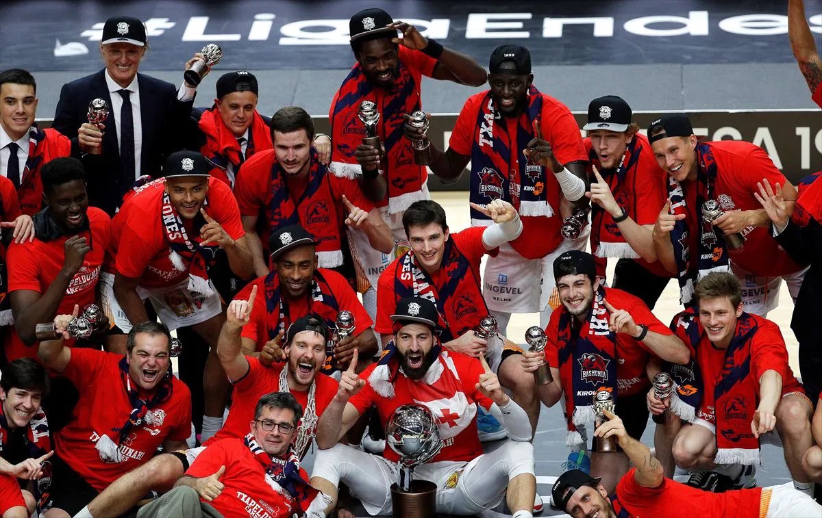 tzantzi's tweet photo. Vitoria-Gasteiz, una ciudad de unos 250.000 habitantes, hoy tiene equipos en máxima categoría tanto en fútbol y baloncesto femenino y masculino. 

@Baskonia, @Araski y @Alaves. Vitoria. Patatas. Orgullo.

#GoazenGloriosas #GoazenGlorioso #goazenbaskonia https://t.co/ymMhDilPH8