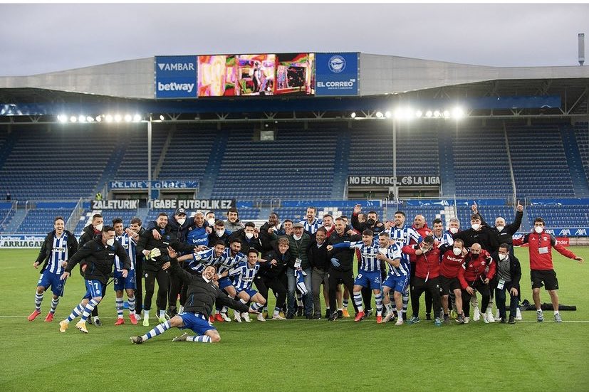 tzantzi's tweet photo. Vitoria-Gasteiz, una ciudad de unos 250.000 habitantes, hoy tiene equipos en máxima categoría tanto en fútbol y baloncesto femenino y masculino. 

@Baskonia, @Araski y @Alaves. Vitoria. Patatas. Orgullo.

#GoazenGloriosas #GoazenGlorioso #goazenbaskonia https://t.co/ymMhDilPH8