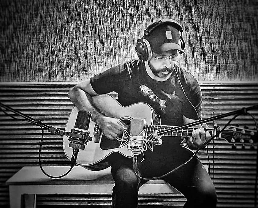 Only a guitarist can understand the expression that these two beauties would have captured while recording 

@neumann.berlin 
TLM103
AND
@akgaudio 
C214

In Picture - @joerocks_aka_gurpreet

#insyncwithsound
#aurasaudio 

#acousticguitar 
#guitaracoustic 
#acousticbassguitar