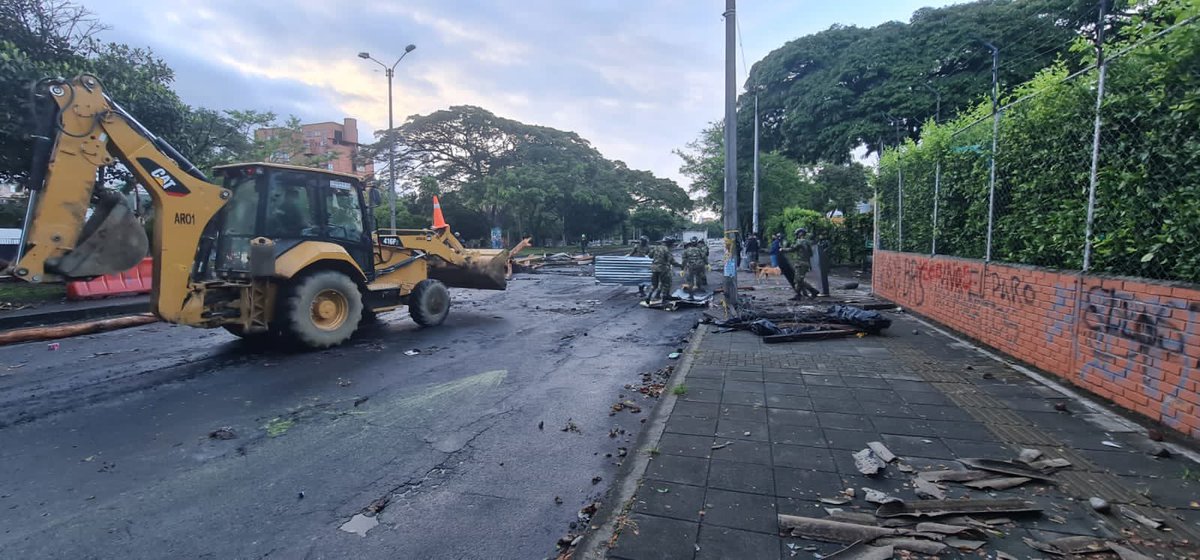 Diego_Molano's tweet photo. Avanzamos en desbloqueos en Cali, gracias a asistencia militar y trabajo con @PoliciaColombia. Se levantaron las barricadas en Meléndez, punto estratégico de la ciudad, en la calle 5. También fueron liberadas las obstrucciones en Bugalagrande y Andalucía. https://t.co/hzliwsMumf