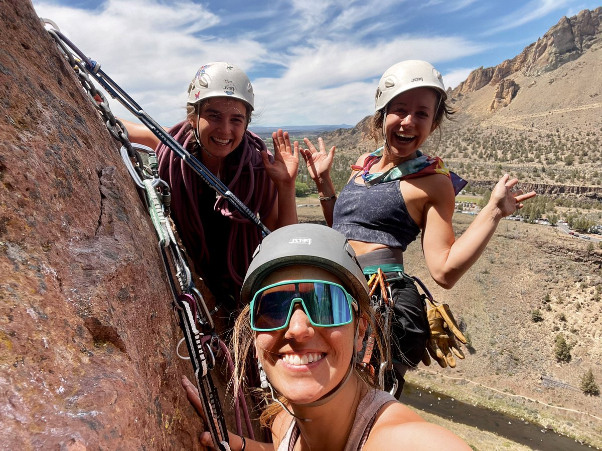KelleyBayernWX's tweet photo. Spent the day on tall walls yesterday. Four pitches powered by the girl pack! Plus we got some sweet fallstreak skies. Another Smith Rock epic! 🏜 #climbOR https://t.co/lGAEoRCf5j