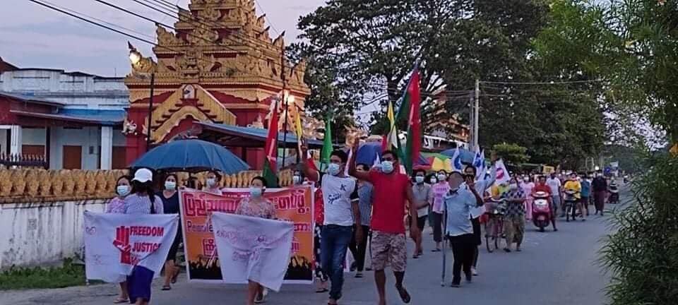b3rry_y's tweet photo. Marching night strike against military dictatorship in Moekaung, Kachin State.
#WhatsHappeningInMyanmar
#May30Coup https://t.co/VGRjEls4cl