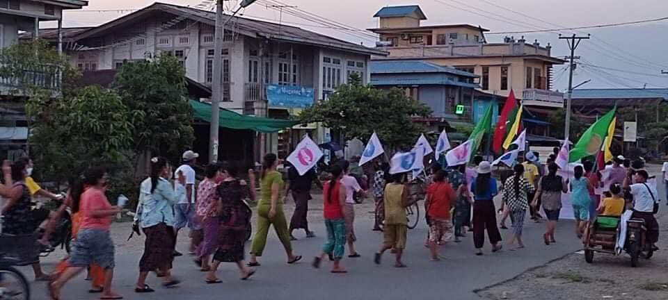 b3rry_y's tweet photo. Marching night strike against military dictatorship in Moekaung, Kachin State.
#WhatsHappeningInMyanmar
#May30Coup https://t.co/VGRjEls4cl