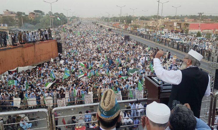 suhaib90's tweet photo. Bargaining still continues on Kashmir issue. The nation will never give up its right over Kashmir. Ameer of Jamaat-e-Islami Siraj-ul-Haq addresses Al-Quds Million March in Peshawar
@trtworld @SAMAATV @JIPOfficial 
 #JI_AlQuds_MillionMarch https://t.co/2450xCxEeL