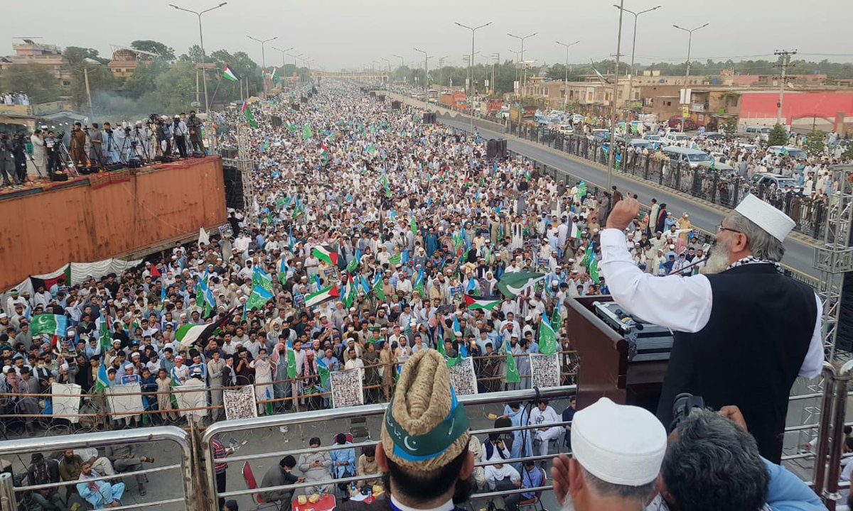 AzrahKhan5's tweet photo. آمیر جماعت اسلامی سراج الحق صاحب خطاب کررہے ہے
#JI_AlQuds_MillionMarch https://t.co/dBQQ3rpU0r