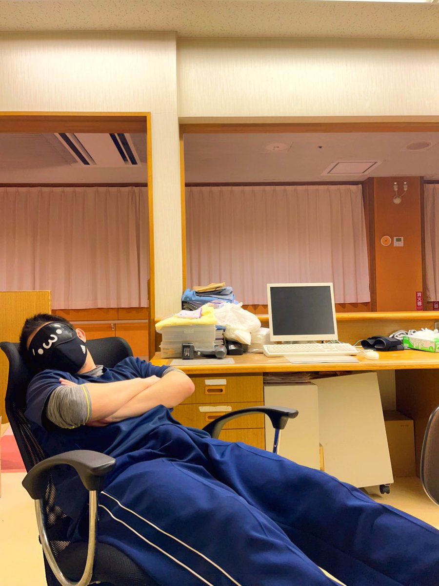 夜勤で仮眠してたら、一番仲の良い先輩に写真撮られて🤳

『勃起してんじゃーねーよ🍌笑』
って、チ○コ触られて飛び起きる3秒前の画像がコチラ。。。🐒💦

お返しにパンツの内側に直で手を突っ込んで握り返してやったけどね😆✌️笑