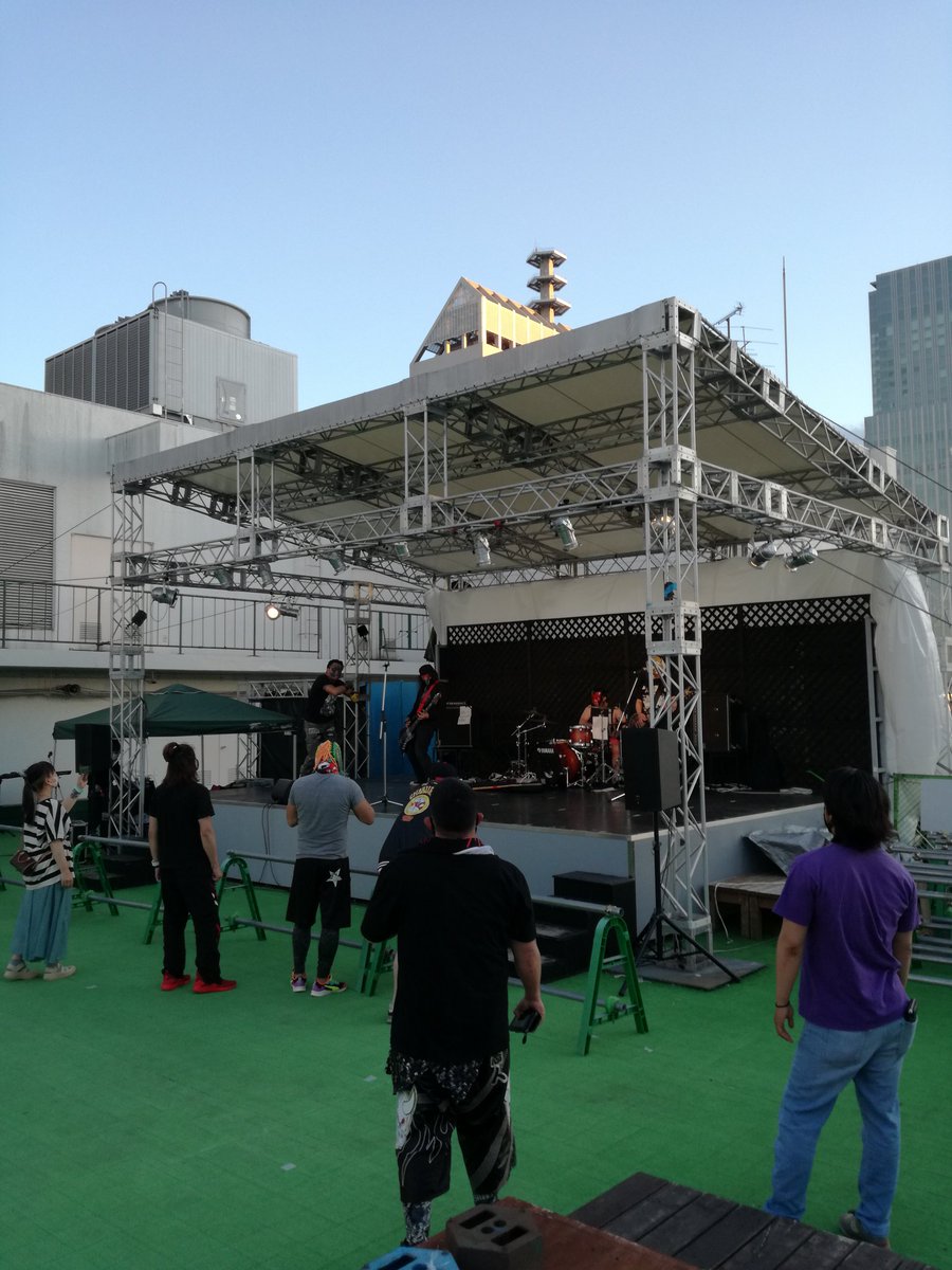 bigbakuei1015's tweet photo. 黄昏時、いよいよメインイベントのSHOOTMASTERの登場!だったんですが…
60曲のハズが残念な結果に(泣)
折角のライブ勿体無いッス!
#SOUTHPARTY
#みなみ誕生祭
#SHOOTMASTER https://t.co/HR5YXwQAZU
