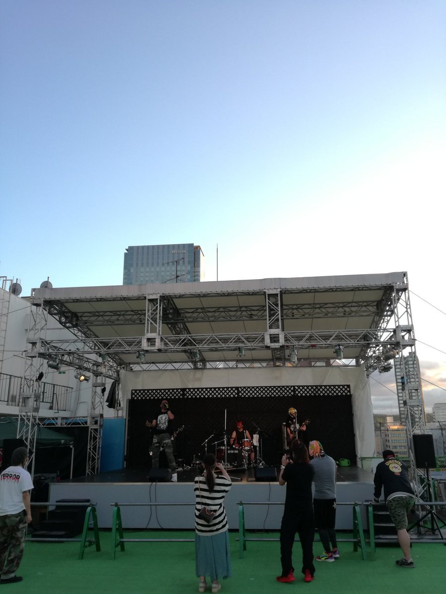 bigbakuei1015's tweet photo. 黄昏時、いよいよメインイベントのSHOOTMASTERの登場!だったんですが…
60曲のハズが残念な結果に(泣)
折角のライブ勿体無いッス!
#SOUTHPARTY
#みなみ誕生祭
#SHOOTMASTER https://t.co/HR5YXwQAZU