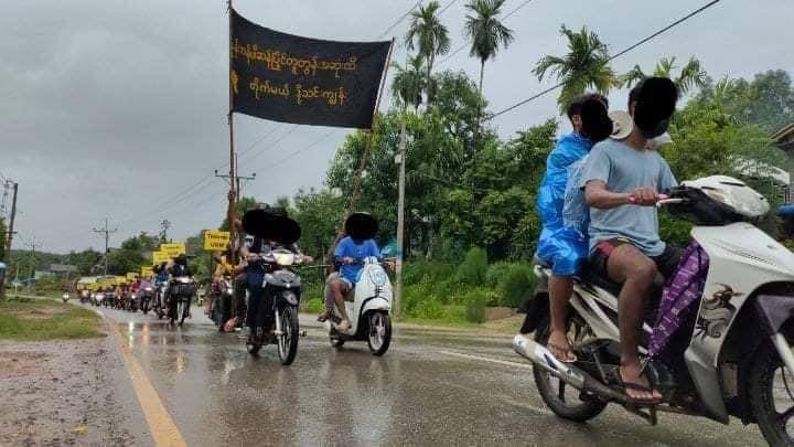 Thin Kyun village protesters staged a motorcycle strike against military dictatorship amid the heavy rain.  #WhatsHappeningInMyanmar  #May30Coup  #ASEANrejectSAC