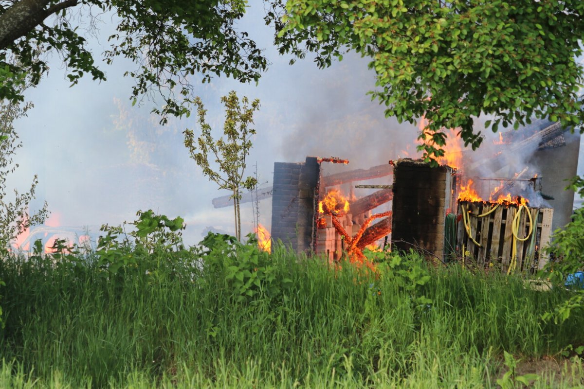 Brandweer ingezet voor uitslaande schuurbrand in Diever - #Drenthe -..