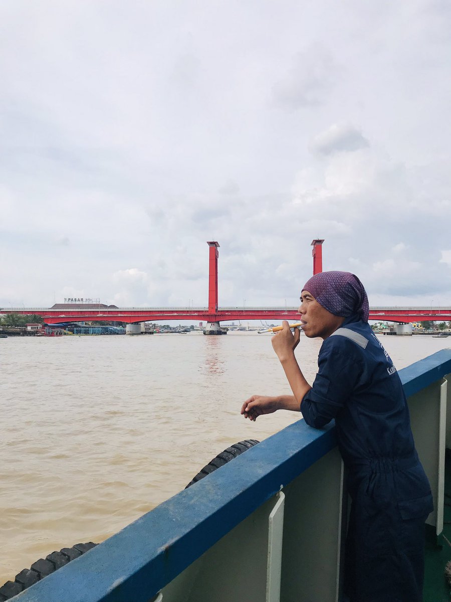 on3jaw1's tweet photo. Dalam setiap hembusan asap rokok yg ‘ku lepaskan…ada asa dan rindu yg tertahan 
#TerimakasihKretek #TerimakasihTembakau @KomunitasKretek https://t.co/Zs79uiUTTL