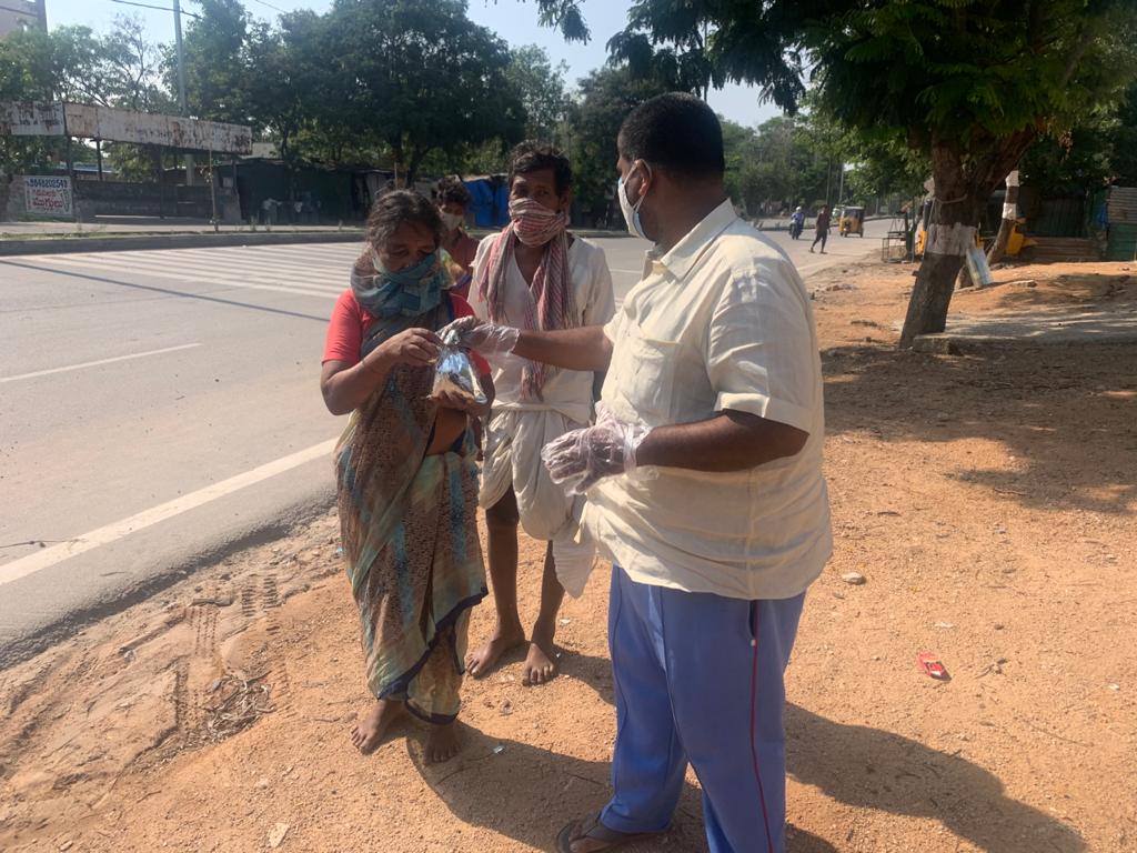 For_Bhagyanagar's tweet photo. Today Our #TeamRKY has distributed Food to Needy in Serilingampally.  We need donations to expand our reach to serve more needy.  Request to support us.
@HiHyderabad @Feedtheneed8 @SahrudayF @SoodFoundation @YashodaFoundatn https://t.co/Zm9ejjkgA1