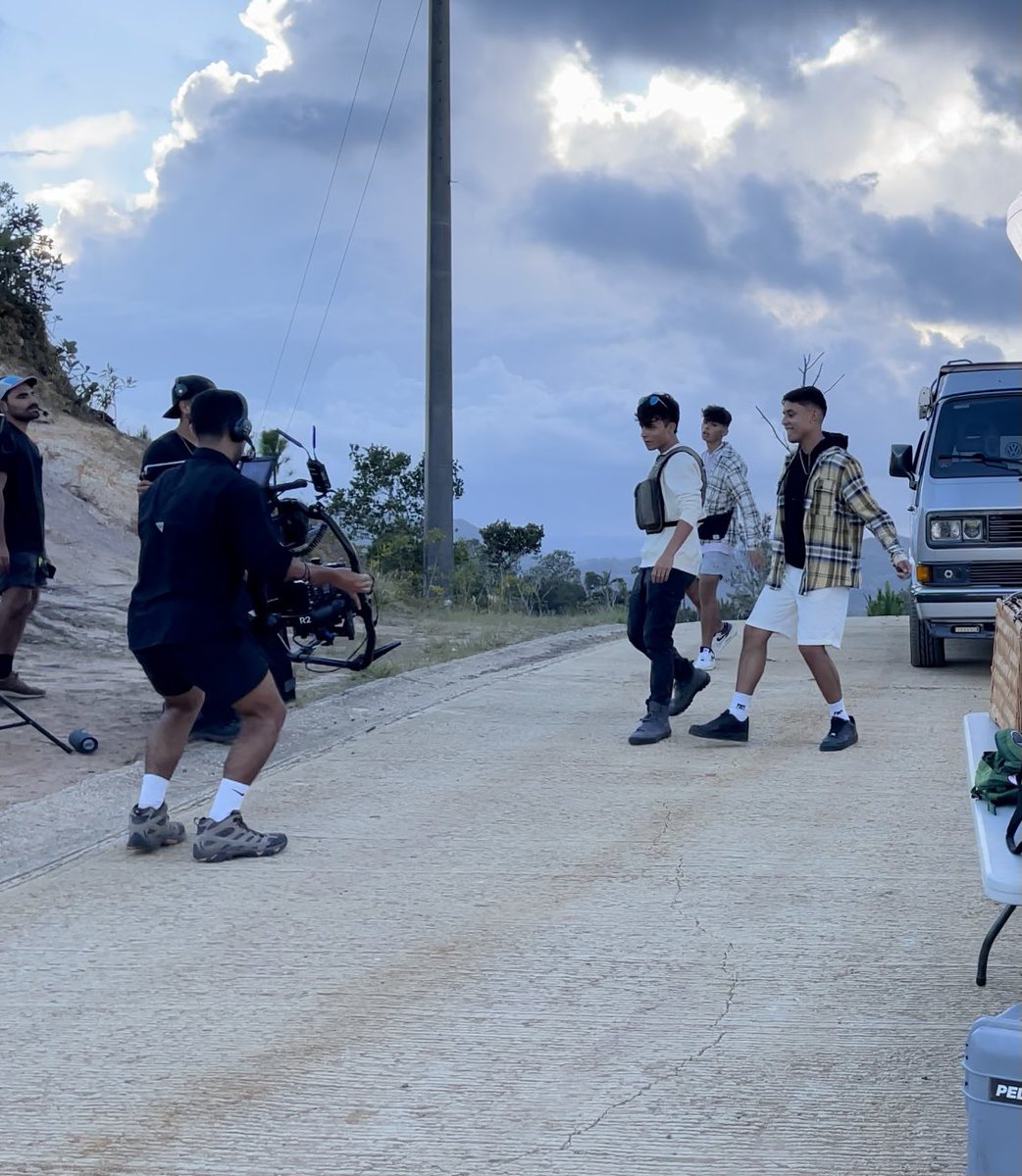 rocemusica3's tweet photo. Ayer se pasó super duro en la filmación ft la naturaleza de PR, aquí unas fotos bts! Y con el crew. Ya queremos que vean los resultados! 🌹 🌹 🌹 

A Solas viene a romper! 

#gnh #gnhasolas #asolas https://t.co/1F0oG0O3Vw
