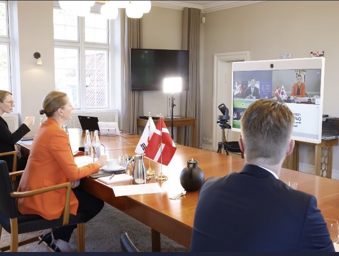 DKAMBinKorea's tweet photo. #green#history in 🇩🇰🇰🇷 relations as @moonriver365 &amp; @Statsmin elevated green strategic partnership to a comprehensive level at today’s summit during #P4GSeoulsummit! Strengths complementary as shown by MoUs with @Vestas @Orsted #copenhagenoffshorepartners  #statement 👇@DanishMFA https://t.co/aa59V1F7GN