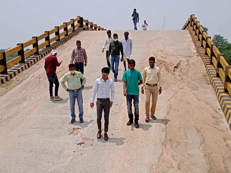 amitsilli61's tweet photo. दिनांक 30/05/2021 को सोनाहातु-हराडीह पथ के काँची नदी के ध्वस्त पुल पर.....माननीय मुख्यमंत्री महोदय पुल के निर्माण के दोषी संवेदक , संलिप्त पदाधिकारी एवं कर्मियों पर अविलंब कठोर कार्रवाई की दिशा में पहल करने की कृपा करें ।@HemantSorenJMM @JharkhandCMO https://t.co/IKqMFGLID8
