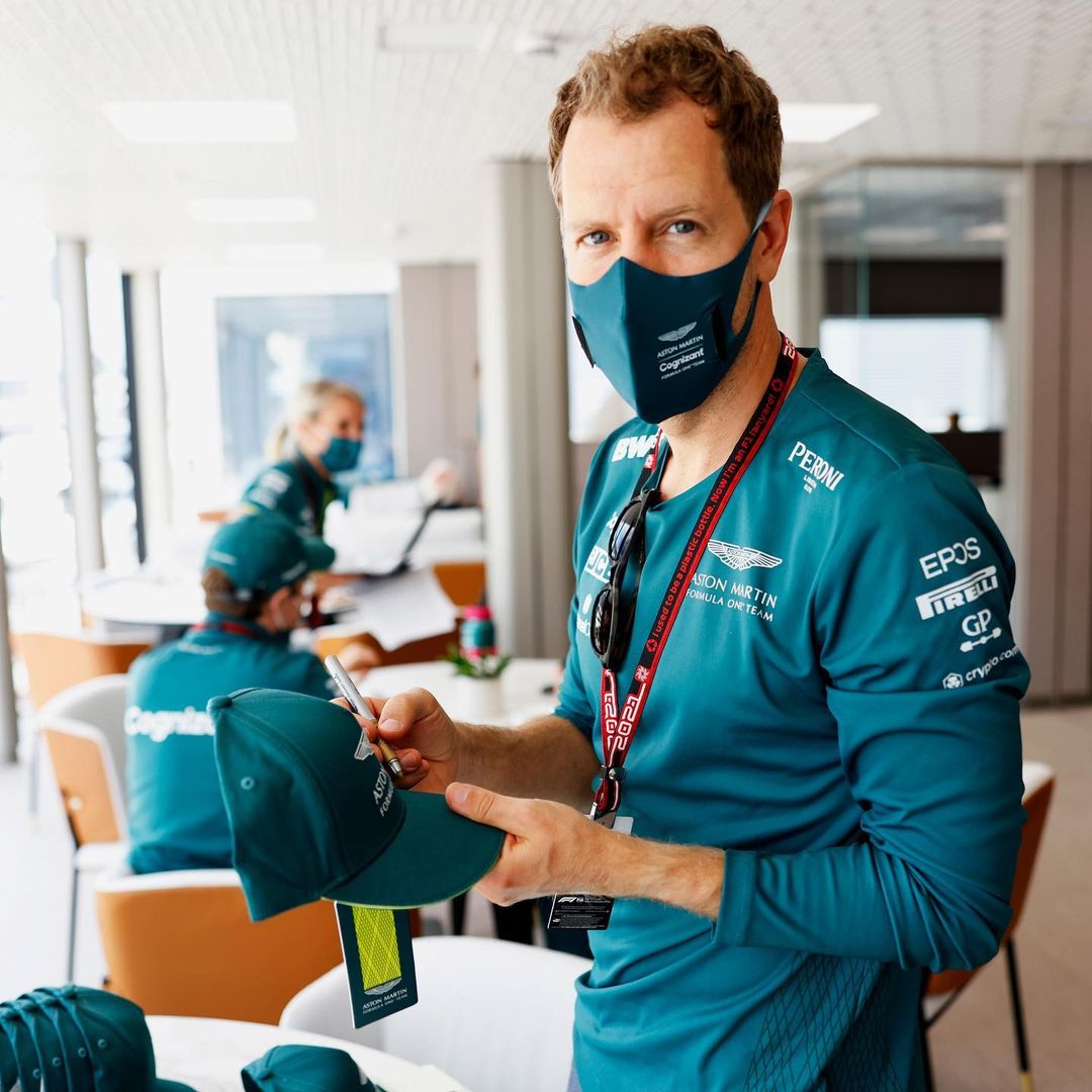 sebvettelnews's tweet photo. ✍🧢

#F1 #Vettel https://t.co/wPX9NgBn7m