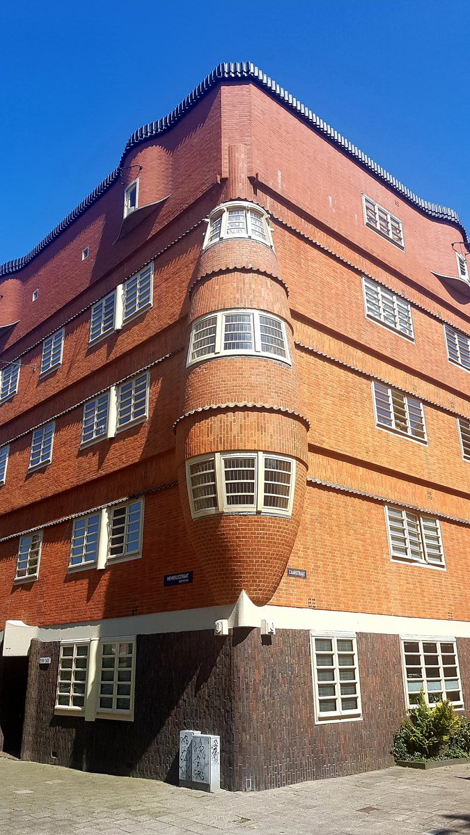 marcelbar8's tweet image. (1/2) Parels van de #AmsterdamseSchool waar je nooit op uitgekeken raakt 👌

#Amsterdam #Spaarndammerbuurt
#architectuur @Wendingen #architecture