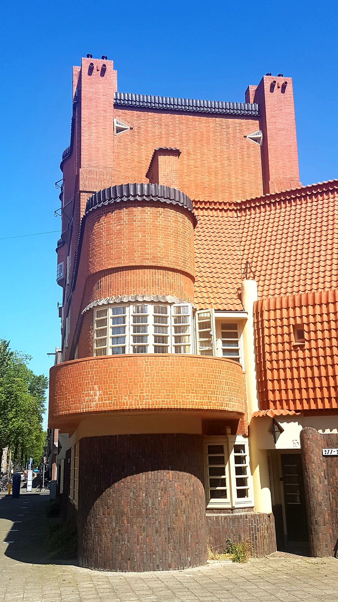 marcelbar8's tweet image. (1/2) Parels van de #AmsterdamseSchool waar je nooit op uitgekeken raakt 👌

#Amsterdam #Spaarndammerbuurt
#architectuur @Wendingen #architecture