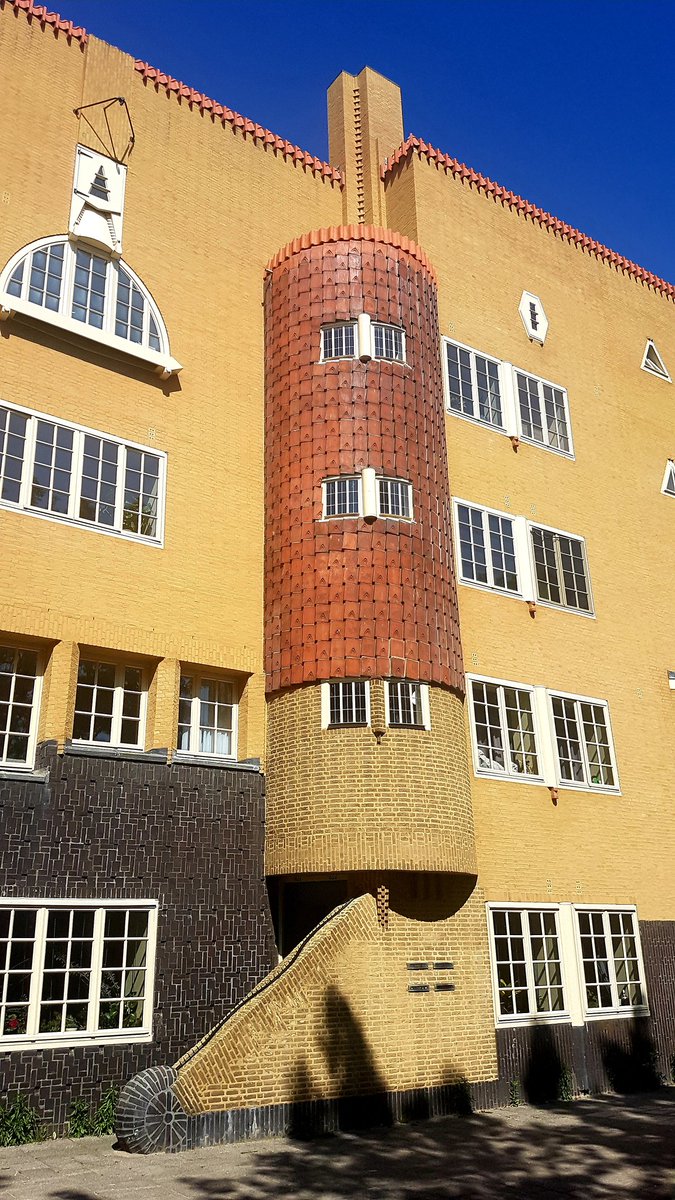 marcelbar8's tweet image. (1/2) Parels van de #AmsterdamseSchool waar je nooit op uitgekeken raakt 👌

#Amsterdam #Spaarndammerbuurt
#architectuur @Wendingen #architecture
