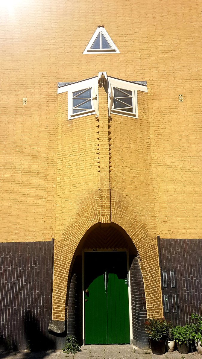 marcelbar8's tweet image. (1/2) Parels van de #AmsterdamseSchool waar je nooit op uitgekeken raakt 👌

#Amsterdam #Spaarndammerbuurt
#architectuur @Wendingen #architecture