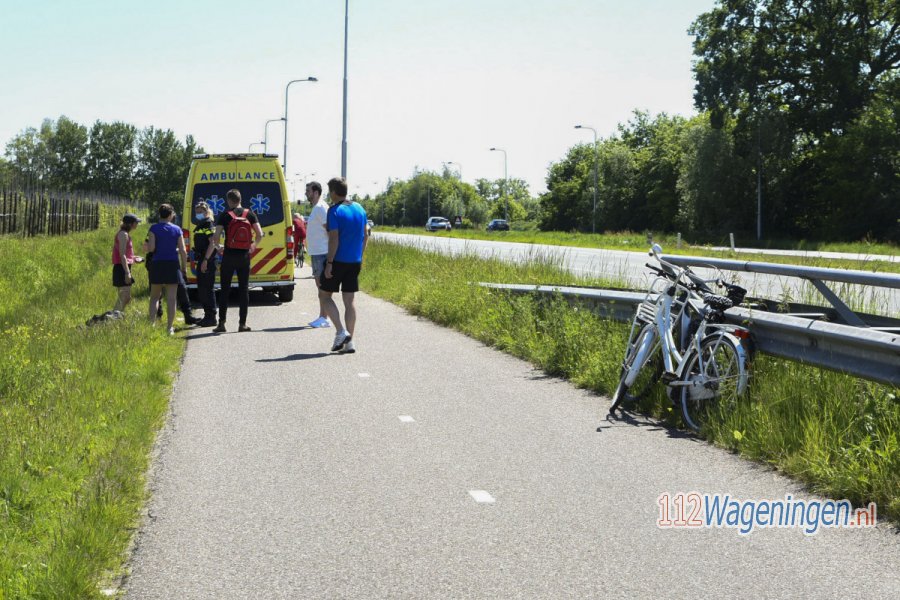 Fietsers komen met elkaar in botsing op fietspad in #Bennekom. 112Wageningen.