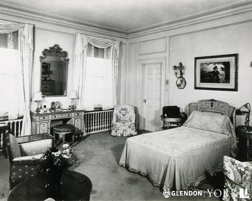 GlendonCampus's tweet photo. #DimanchedEpoque : La chambre d’amis Sud du manoir dans les années 1920. Qui l’utilise maintenant comme bureau? 📝
.
#VintageSunday: The Manor’s guest room in the south wing in the 1920s. Whose office do you think this is now? 📄

#Glendon #DimancheParfait #SundayMood https://t.co/C3IhMbnVBZ