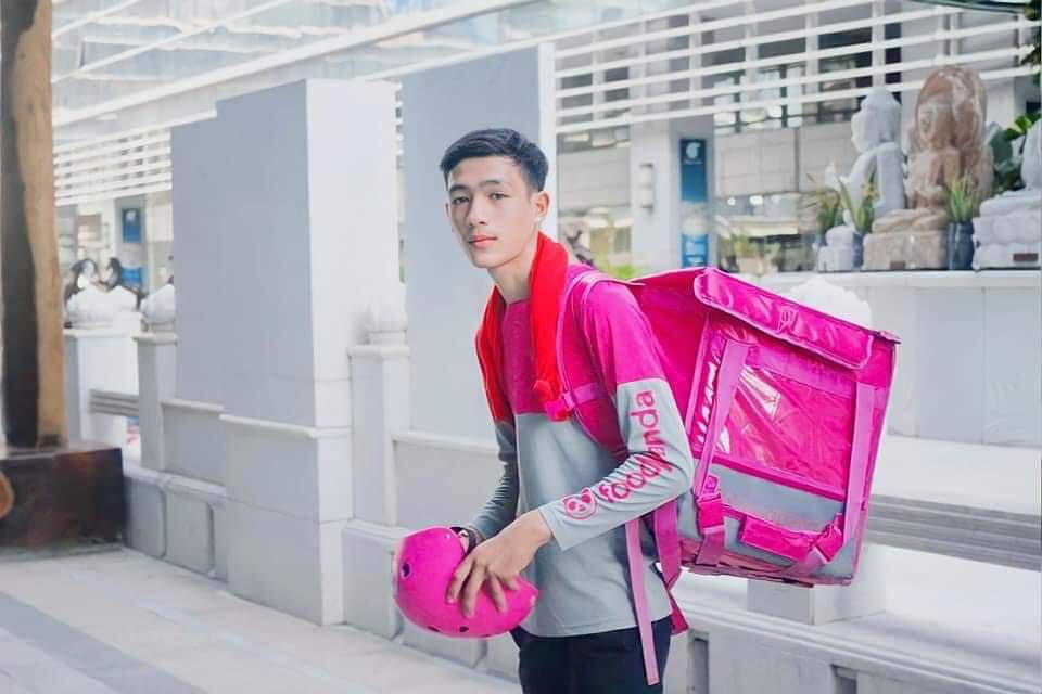 KO CHAN NYEIN THU, works as Foodpanda delivery rider, was abducted by SAC Terrorist Group and he is being charged under Section 505 (a). He is currently being held at SANCHAUNG police station. Family &amp; friends are not allowed to see him.

#May30Coup #WhatsHappeningInMyanmar