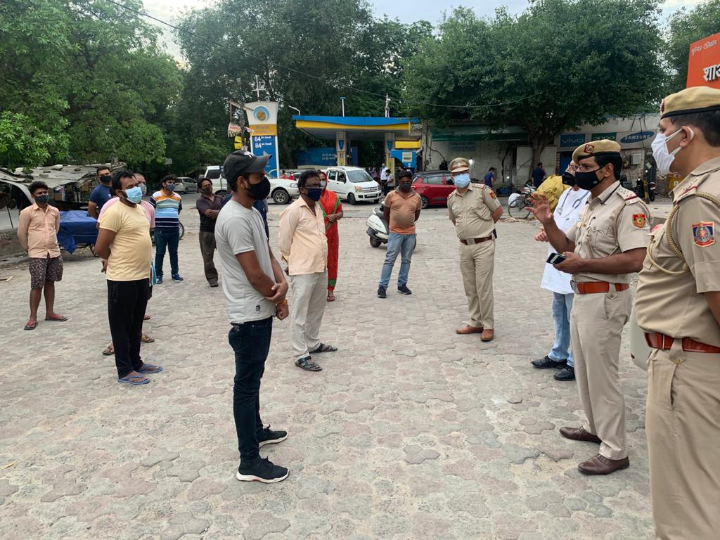 dcprohinidelhi's tweet photo. Rohini Distt. police along with Dr. Vijay Kohli, Director Kohli Nursing Home educating &amp; making Vendors, Shopkeepers and general public aware regarding safeguard to prevent COVID-19 Epidemic disease. @DelhiPolice @SanjaySingh_IPS @ssyips https://t.co/K3XFccY7KC
