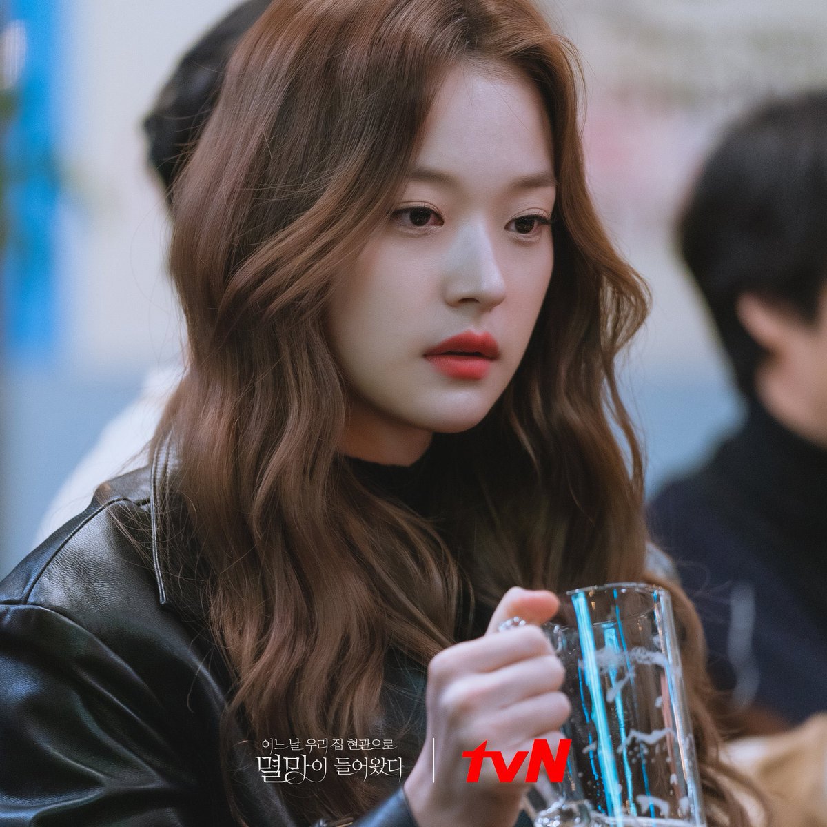 shindohyeon's tweet photo. Also, psh! Don’t forget to tune in this Monday at 9PM for the next episode of Doom At Your Service on tvN. Make sure to set your reminder to see more of Na Jina!1 😾❤️ https://t.co/rX0uKQsI3Q