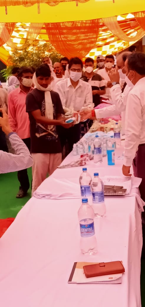 ShamliDpro's tweet photo. आज दिनांक 30 मई 2021 जनपद शामली की ग्राम पंचायत दथेड़ा में माननीय सांसद श्री प्रदीप चौधरी जी द्वारा कोविड-19 की निगरानी समिति की समीक्षा बैठक की गई व मा. सांसद जी द्वारा ग्राम में मास्क सैनिटाइजर तथा मेडिकल किट का वितरण तथा ग्राम  में सैनिटाइजेशन के अभियान का शुभारंभ किया गया । https://t.co/N79imL4rI4