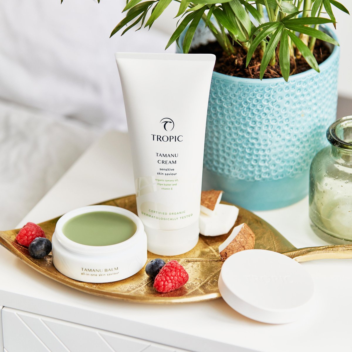 TropicSkincare's tweet image. Two times the Tamanu?

Tamanu Cream is your go-to when you want no area of skin left unsoothed, and Tamanu Balm takes the reins when there are specific skinarios you want to address, allowing you to show them a little extra TLC.