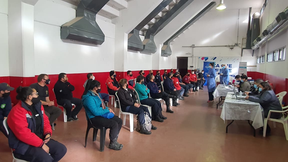 OmarGutierrezOk's tweet photo. Nuestros queridos Bomberos Voluntarios de toda la provincia ya están recibiendo la dosis de la vacuna contra el Coronavirus. Un gran paso, sigamos cuidándonos.  #JuntosPodemosMás https://t.co/36zLOx06rj
