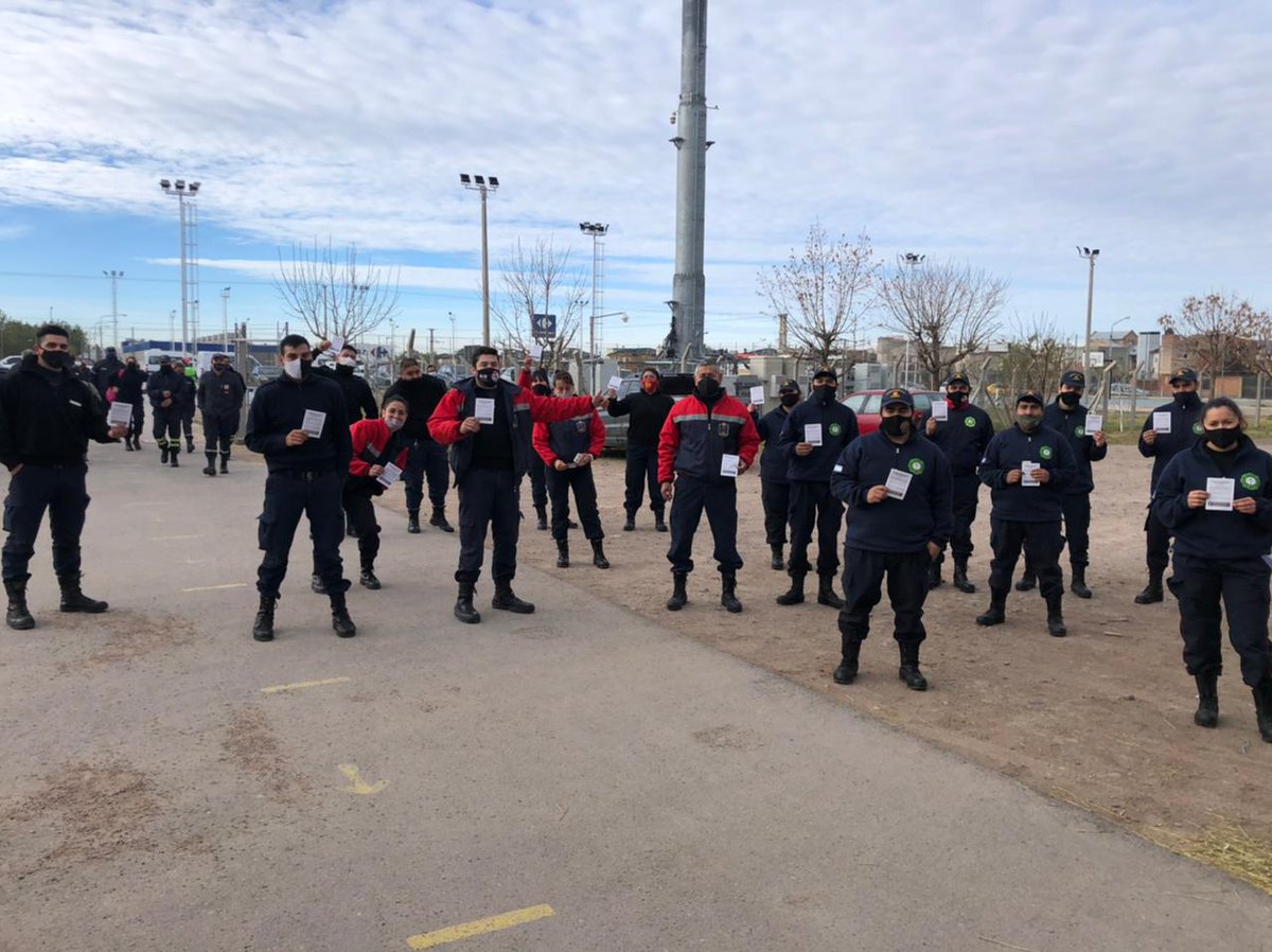 OmarGutierrezOk's tweet photo. Nuestros queridos Bomberos Voluntarios de toda la provincia ya están recibiendo la dosis de la vacuna contra el Coronavirus. Un gran paso, sigamos cuidándonos.  #JuntosPodemosMás https://t.co/36zLOx06rj
