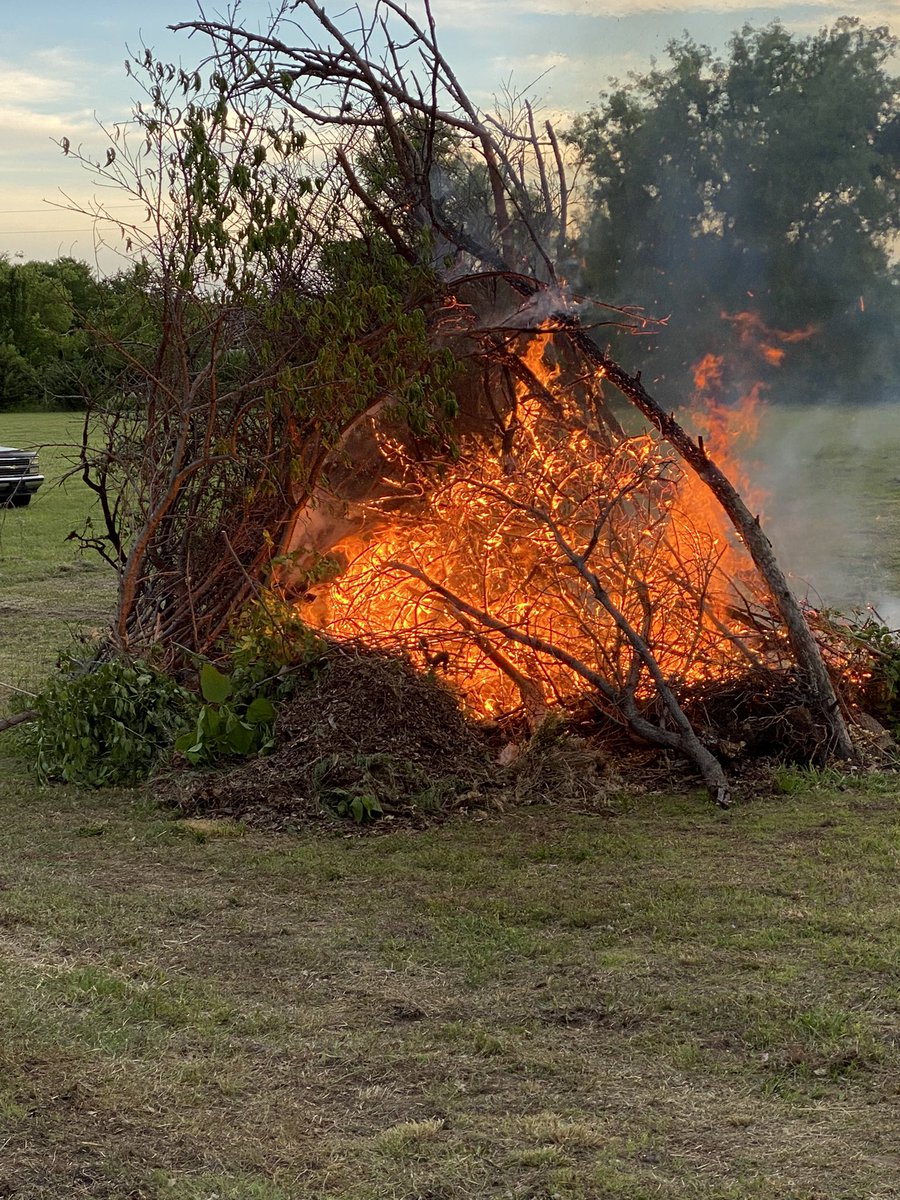 jeffpage2's tweet image. And that’s a wrap for the class of 2021. @ColleenPage15 graduation party was quite the success…bonfire, food, snow cones, and lots of good friends. Oh, and the traditional burning of class notes 🔥