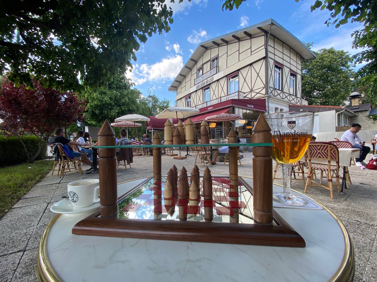 AndegemonClub's tweet photo. #Café☕️ #Bière🍺 #Andegemon👹  à la terrasse de la Brasserie du Chef... euh non, du Cerf 🦌 
Voilà un après-midi qui s’annonce bien !

#TousEnTerrasse #AndegemonJeu
#Oise #Senlis #MagnifiqueFrance https://t.co/hsyrY7OIRL