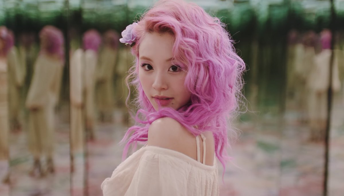 chaeypics's tweet photo. SON CHAEYOUNG!!! https://t.co/OBDKM1tJu1