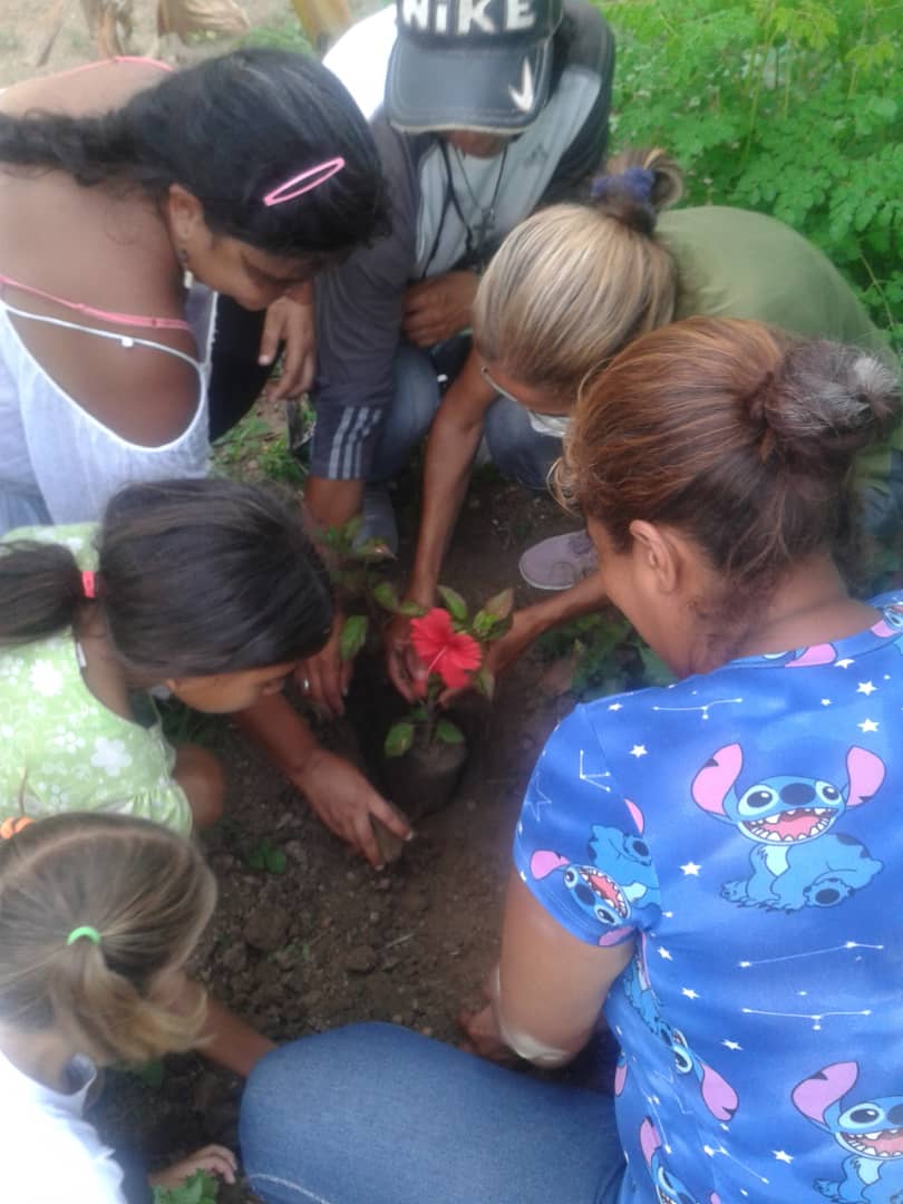 El #28M iniciamos la Ruta de Las Cayenas. Salud integral para las Mujeres de Semiárido. Comunidad Las Cocuisas del Norte, Parroquia Cuji. Agradecidos con el apoyo de <a href="/AlaraMfb/">Barrio Adentro LARA</a> <a href="/FmbaLara/">BarrioadentroLara</a> <a href="/immioficial/">IMMI</a> <a href="/LuisJonasReyes/">Luis Jonás Reyes</a> continuamos en el caserío El Callao