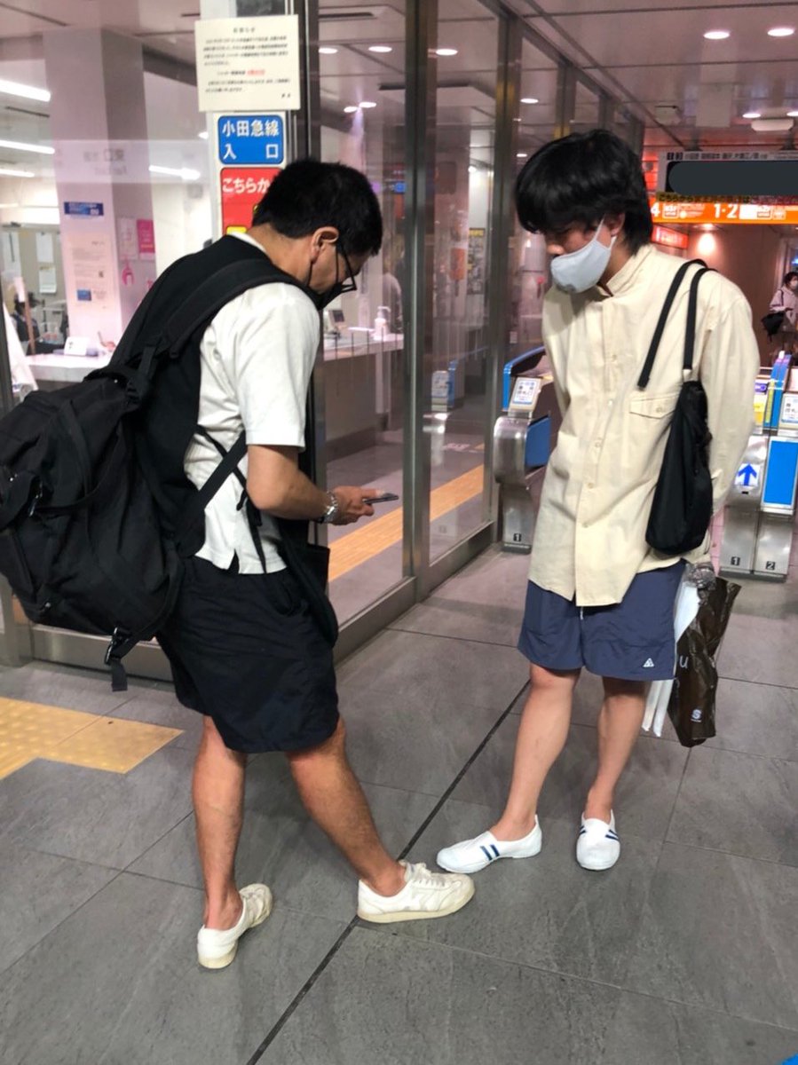 突然知らない人に声を掛けられて靴を褒められたけど 怯えながら靴を撮られる持ち主 話題の画像プラス 突然知らない人に声を掛けられて靴を褒められたけど 怯えながら靴を撮られる持ち主 話題の画像プラス