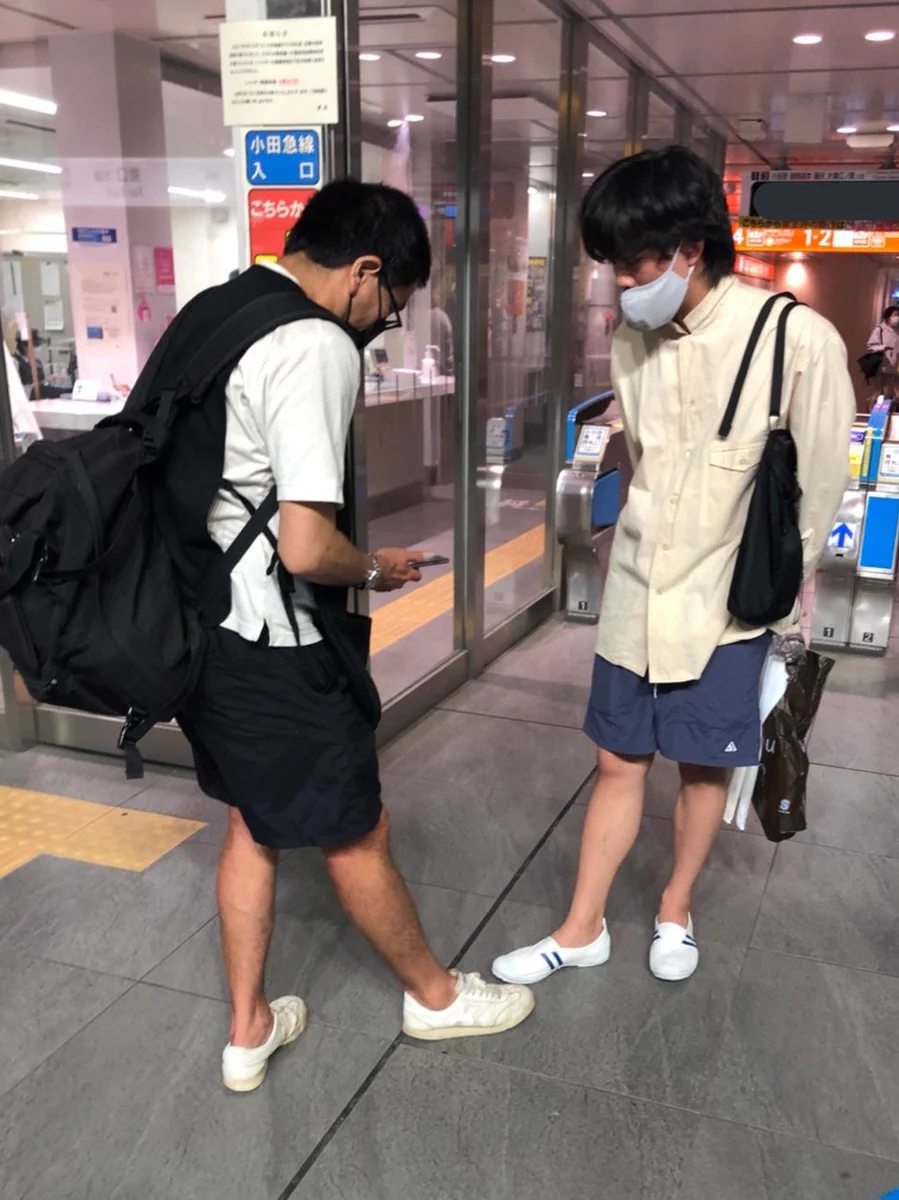 突然知らない人に声を掛けられて靴を褒められたけど？怯えながら靴を撮られる持ち主www