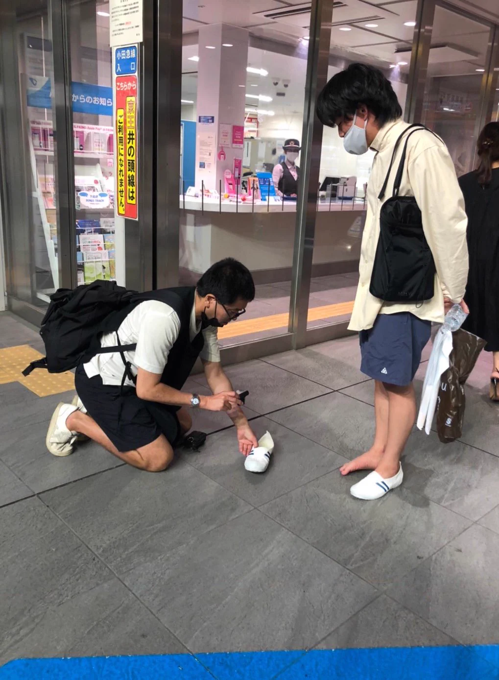 突然知らない人に声を掛けられて靴を褒められたけど？怯えながら靴を撮られる持ち主www