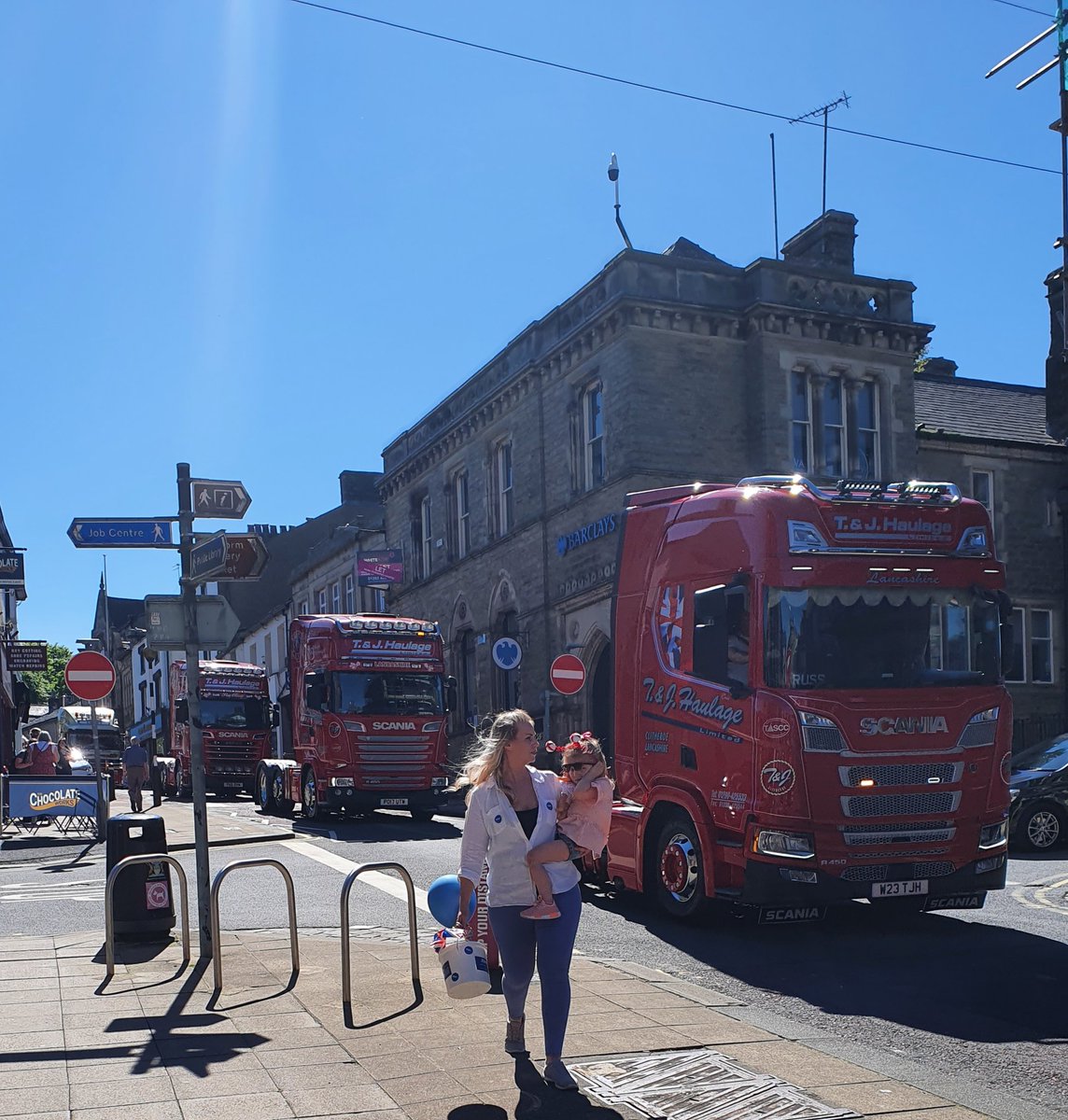 sarahhammo_80's tweet photo. Last year someone I knew died in an accident. His best friends organised a 'Truck Run' in his memory for @JDRFUK Over 70 wagons rolled through #Clitheroe & the surrounding area today. What a sight, well done everyone #InMemoryOfJoe #RibbleValley #Lancashire https://t.co/KOt0B31NHf